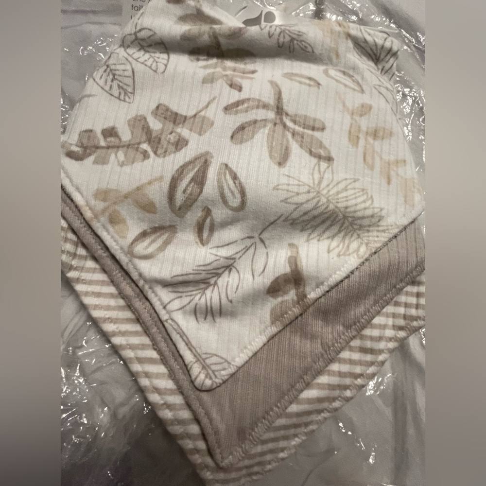 NWT Gerber 3-Pack Baby Neutral Natural Leaves Bandana Bibs